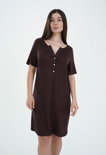 Camicia da notte premaman e allattamento marrone cioccolato a maniche corte con scollo a V e bottoni automatici, vista frontale
