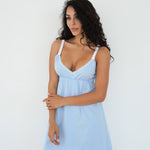 Camicia da notte premaman azzurra con bordo in pizzo bianco sulla scollatura e clip per allattamento sulle spalline