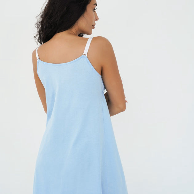 Camicia da notte premaman azzurra vista da dietro con spalline bianche sottili e linea morbida svasata