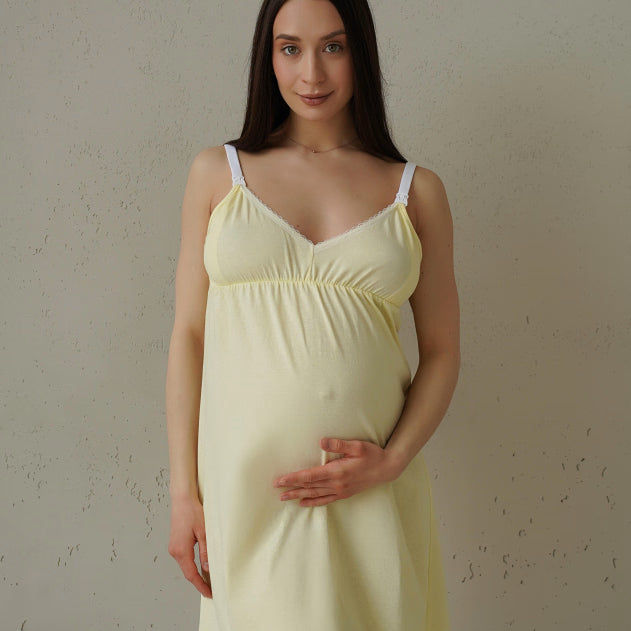 Donna in gravidanza indossa camicia da notte premaman giallo pastello con pizzo sulla scollatura e clip per allattamento