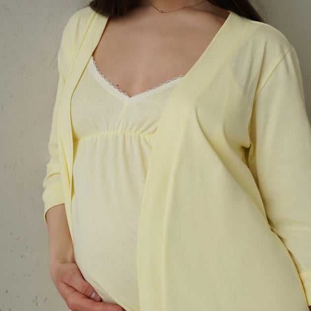 Camicia da notte premaman giallo pastello con pizzo sulla scollatura, abbinata a vestaglia coordinata sul pancione