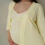 Camicia da notte premaman giallo pastello con pizzo sulla scollatura, abbinata a vestaglia coordinata sul pancione