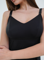 Dettaglio coppe di sostegno e scollo a V della camicia da notte premaman nera in viscosa