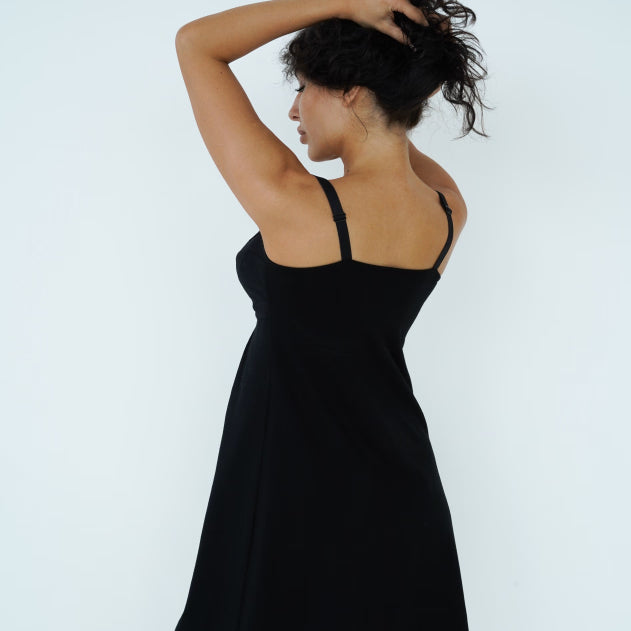 Camicia da notte premaman nera vista da dietro con spalline sottili regolabili e linea svasata