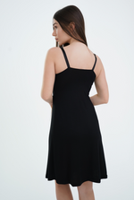 Camicia da notte premaman nera vista da dietro con spalline sottili regolabili e linea svasata al ginocchio