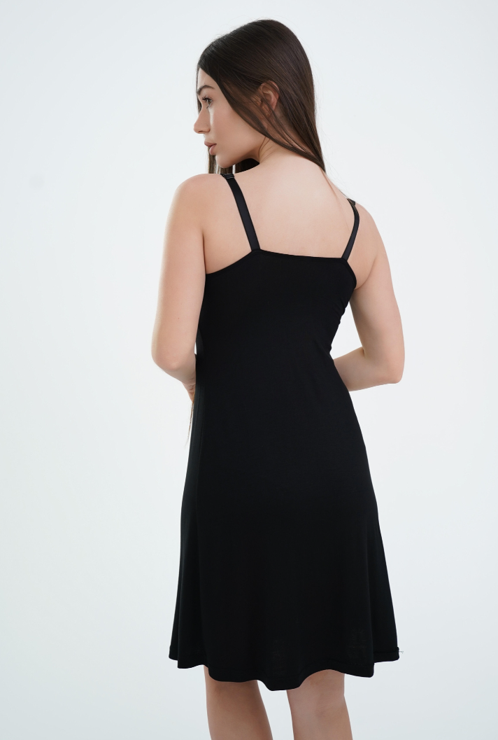 Camicia da notte premaman nera vista da dietro con spalline sottili regolabili e linea svasata al ginocchio