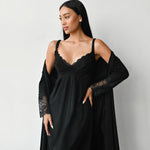 Camicia da notte premaman nera con coppe in pizzo e vestaglia coordinata con maniche in pizzo, vista frontale
