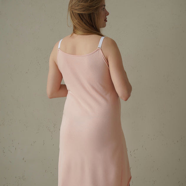 Camicia da notte premaman rosa cipria vista da dietro con spalline bianche sottili e regolabili