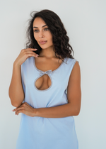 Camicia da notte premaman Simple azzurro cielo senza maniche con scollo a goccia, piccolo fiocco e bordini grigi, vista frontale
