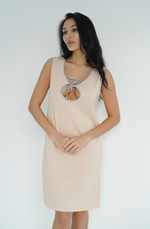 Camicia da notte premaman Simple beige sabbia senza maniche con scollo a goccia, fiocco e bordini grigi, vista frontale intera