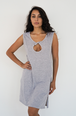 Camicia da notte premaman Simple grigio melange senza maniche con scollo a goccia e fiocco tono su tono, vista frontale