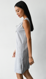 Camicia da notte premaman Simple grigio melange vista di profilo, linea dritta comoda con laccetto allo scollo e spacco laterale
