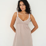 Camicia da notte premaman color tortora con bordo in pizzo sulla scollatura e clip per allattamento sulle spalline