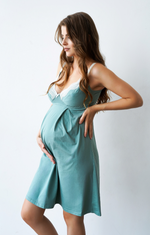 Donna in gravidanza indossa camicia da notte premaman verde salvia con pizzo bianco, morbida sul pancione