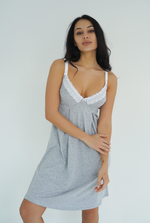 Camicia da notte premaman grigio melange in cotone con pizzo bianco sulla scollatura e spalline sottili, vista frontale