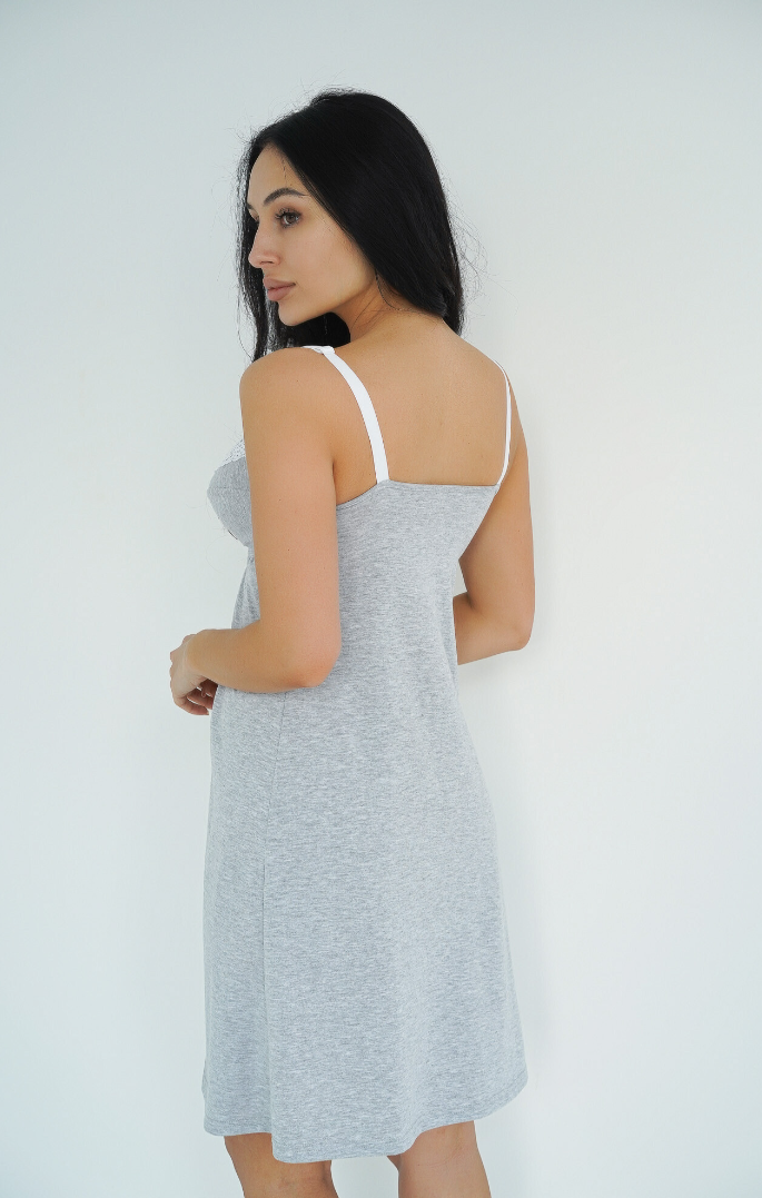Camicia da notte premaman grigio melange vista da dietro, spalline sottili bianche e lunghezza al ginocchio