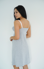 Camicia da notte premaman grigio melange vista da dietro, spalline sottili bianche e lunghezza al ginocchio