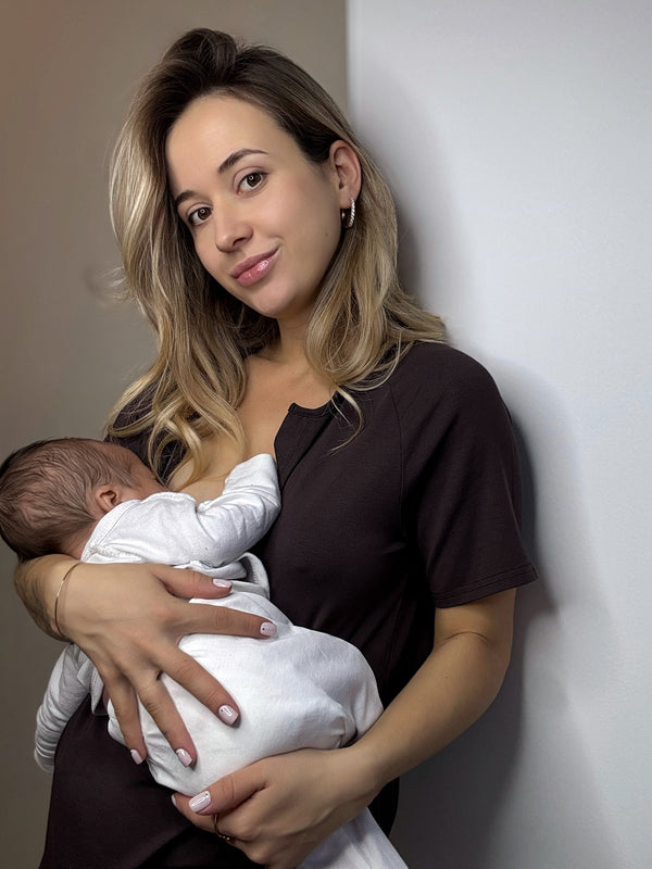 Camicia da notte Smart Care cioccolato, mamma allatta neonato comodamente