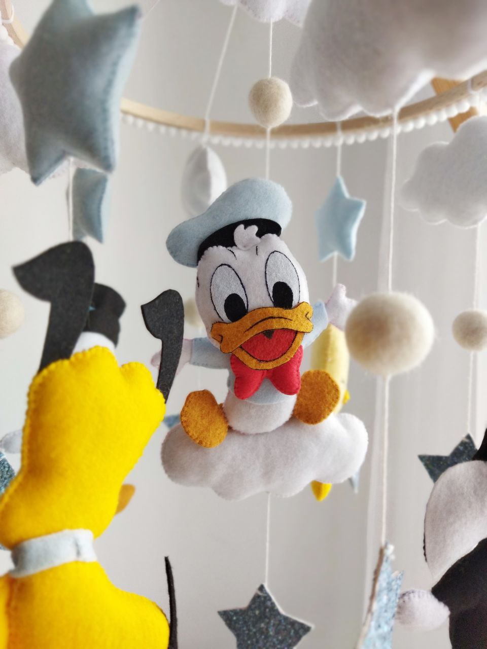 Carillon cameretta neonato Paperino feltro handmade su nuvola, stelle azzurre cerchio legno giostrina culla Disney