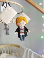 Giostrina musicale neonati personalizzata a tema Harry Potter con pupazzo Ron Weasley in feltro, regalo nascita bimbo
