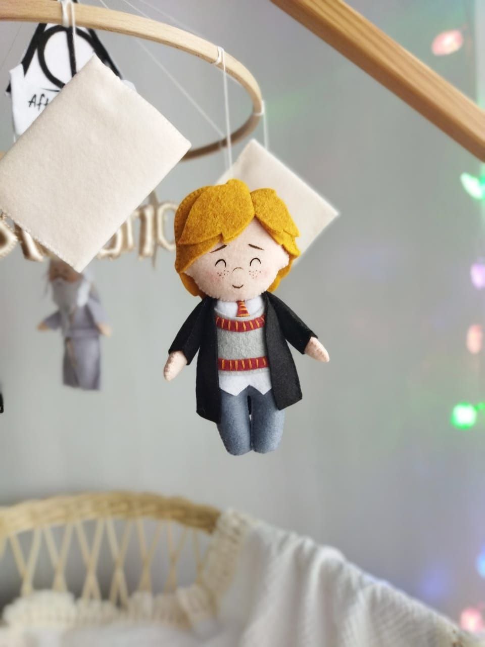 Giostrina musicale neonati personalizzata a tema Harry Potter con pupazzo Ron Weasley in feltro, regalo nascita bimbo