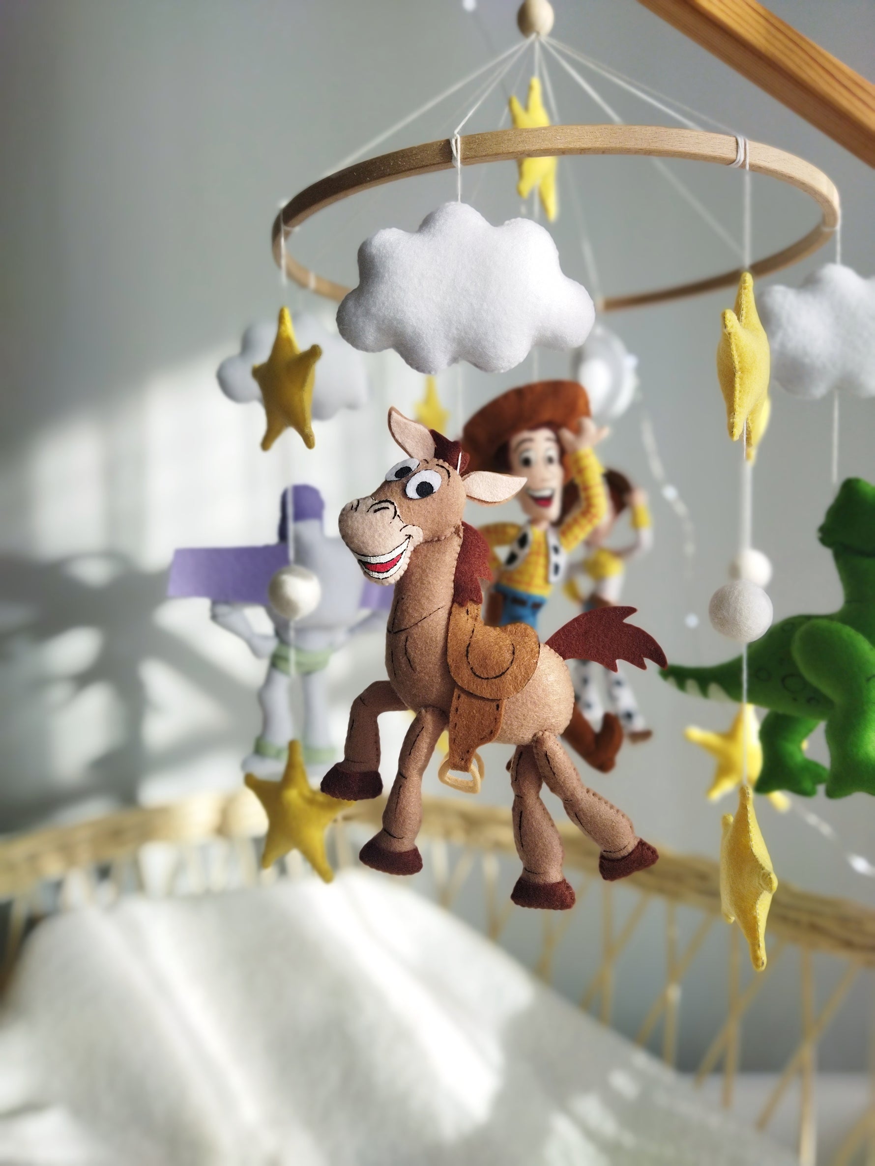 Giostrina musicale neonati a tema Toy Story con sceriffo Woody e cavallo Bullo in feltro per lettino culla personalizzabile