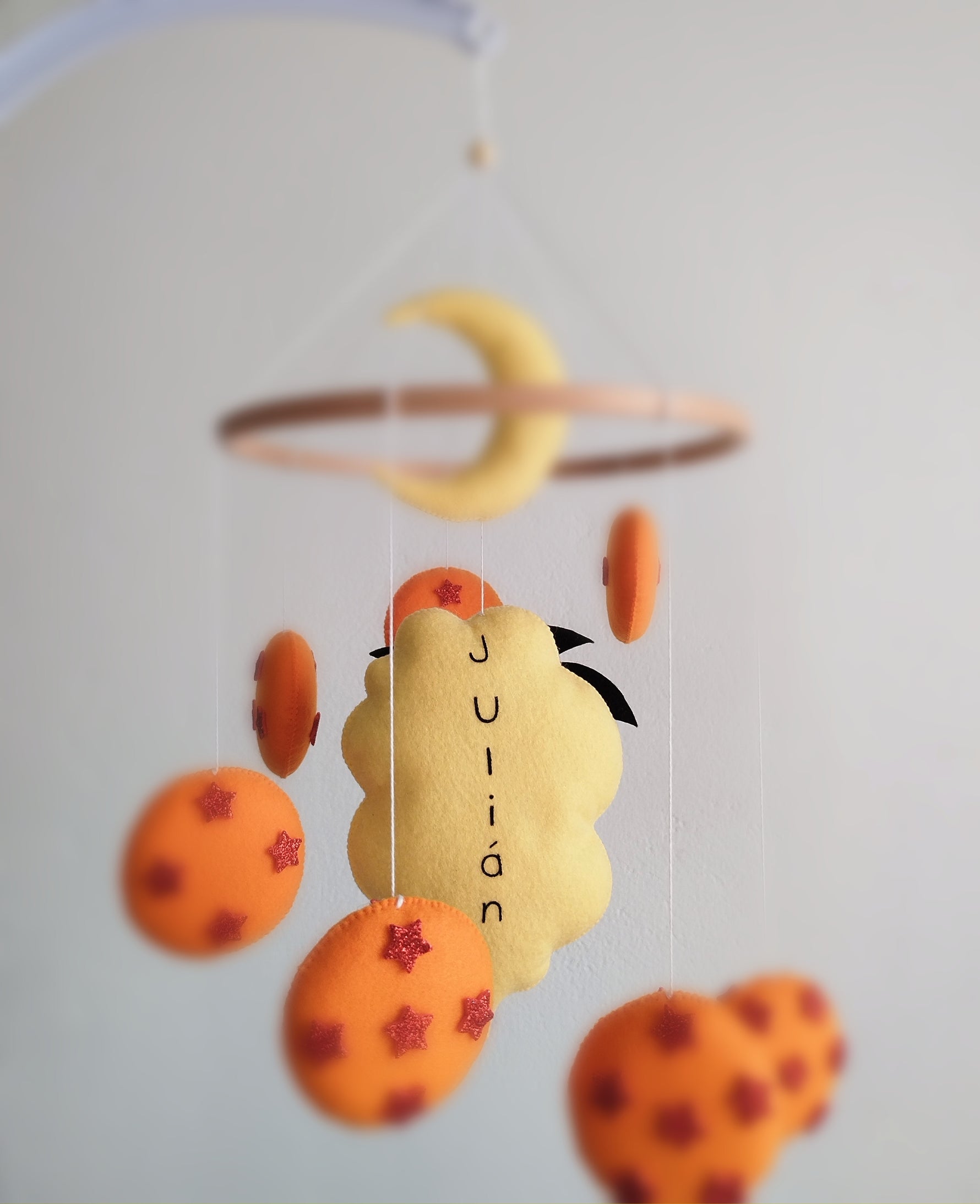 Carillon mobile neonati a tema anime personalizzabile con nome Julian, sfere del drago arancioni e stelle rosse glitter