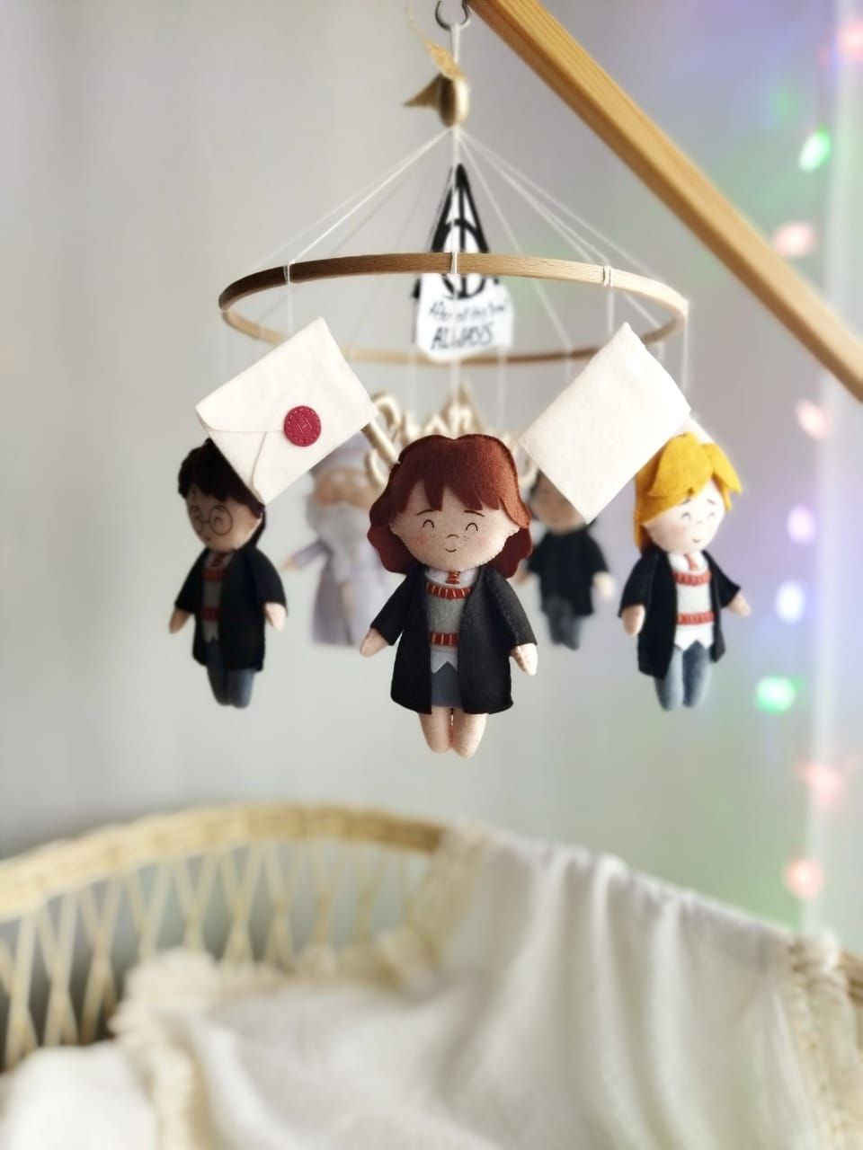 Giostrina musicale culla a tema Harry Potter fatta a mano in feltro con lettere magiche, idea regalo nascita neonato