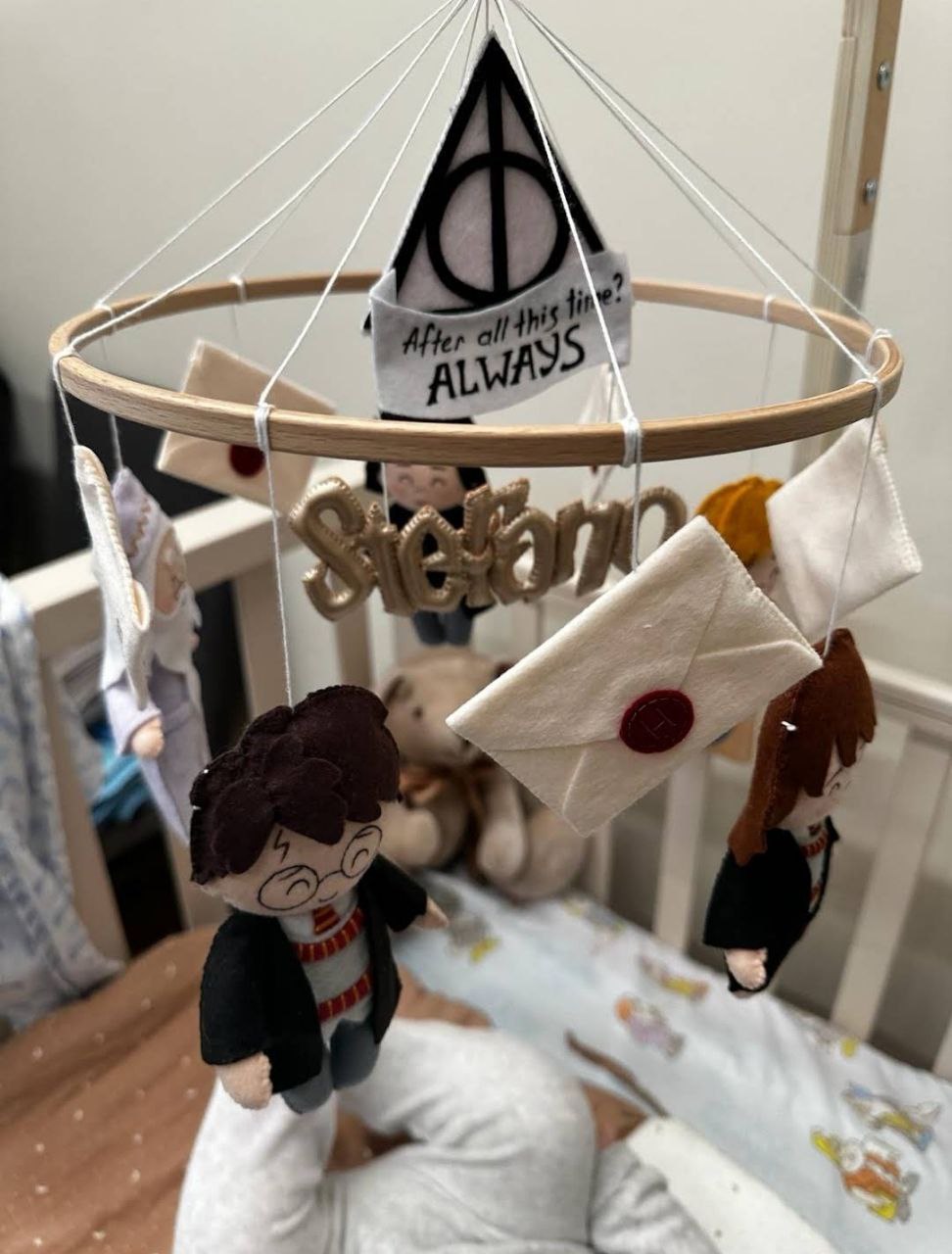 Giostrina culla neonato Harry Potter con nome personalizzato in lettere dorate, regalo nascita bimbo in feltro