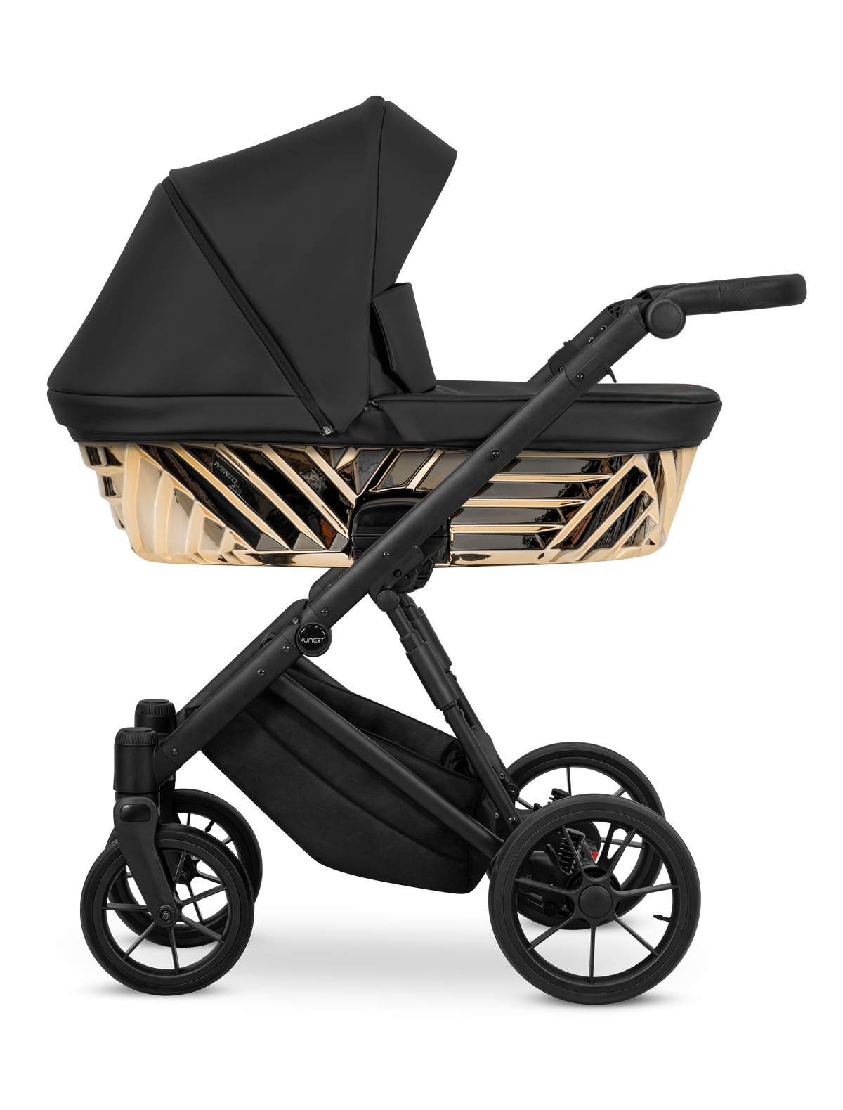 Passeggino Kunert Ivento nero con scocca geometrica oro metallizzato e telaio scuro su sfondo bianco