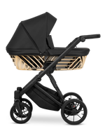Passeggino Kunert Ivento nero con scocca geometrica oro metallizzato e telaio scuro su sfondo bianco
