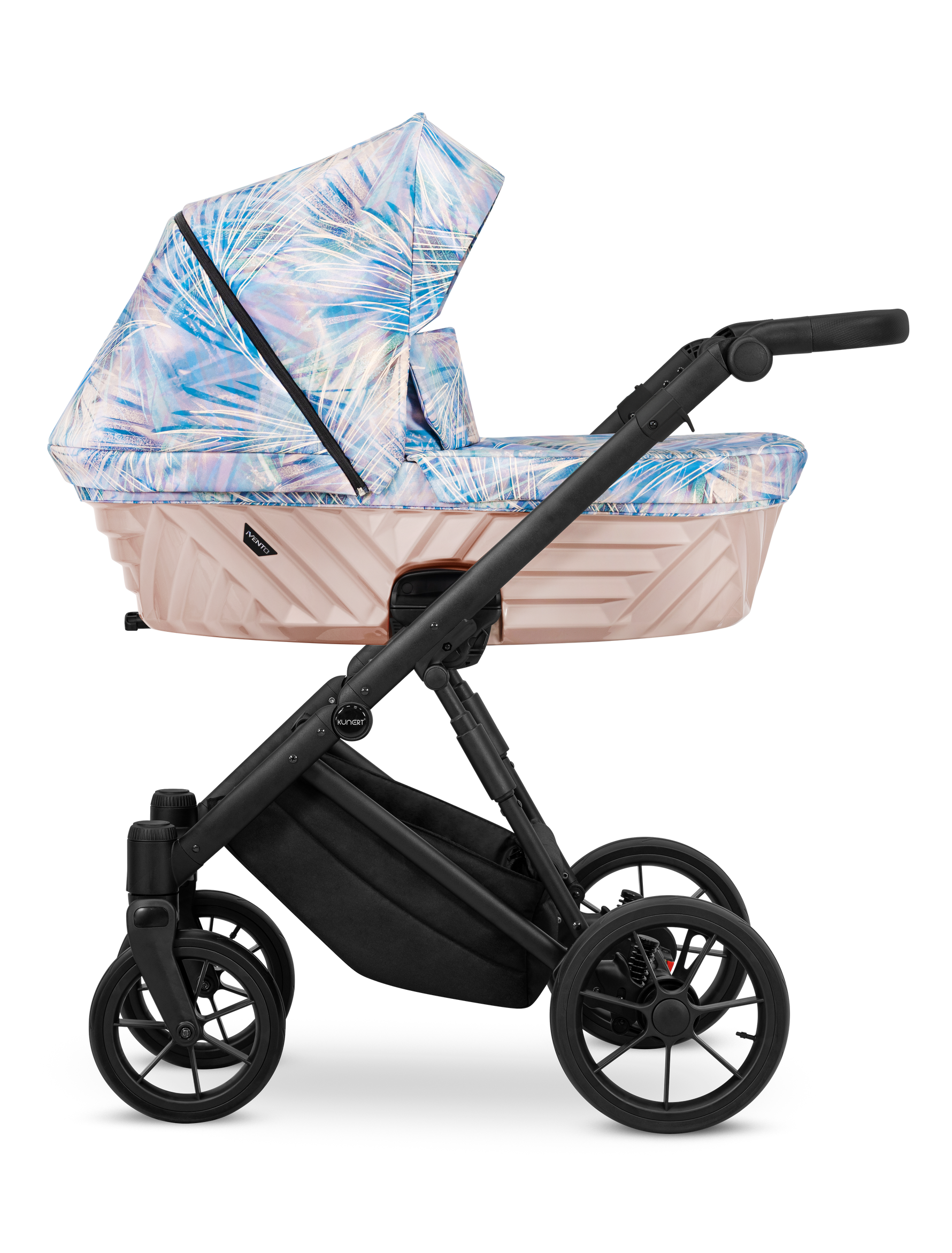 Passeggino Kunert Ivento con navicella a motivi di palme azzurre e rosa, scocca geometrica beige e ruote gel nere.