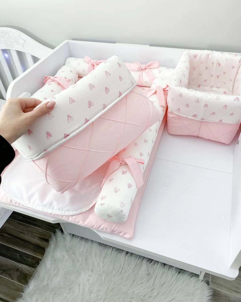 Materassino fasciatoio neonato con rulli paracolpi in cotone rosa e cuori, double face impermeabile fatto a mano su misura, cambio pannolino neonato