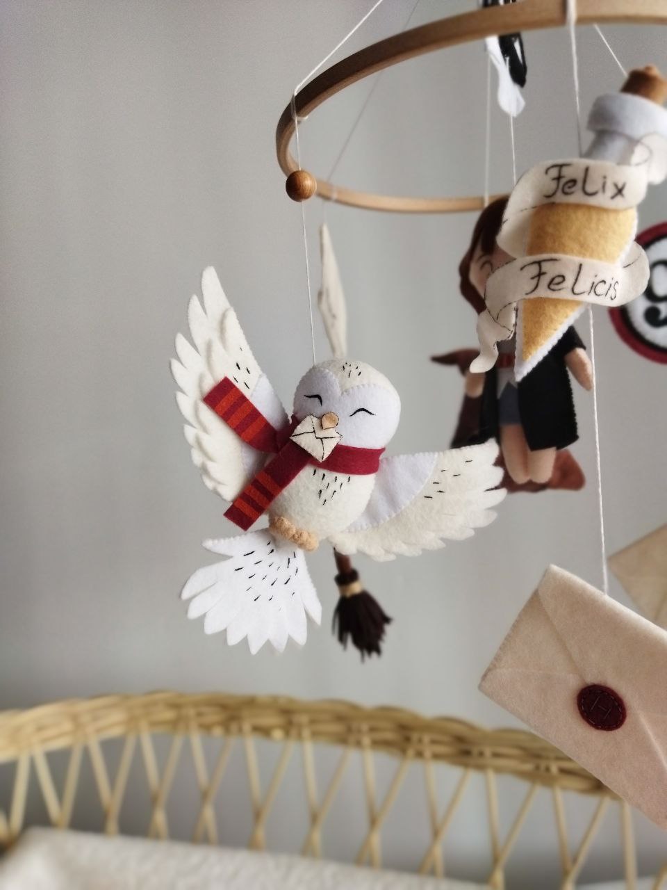 Dettaglio civetta Edvige in feltro con sciarpa e lettera magica per giostrina culla Harry Potter, regalo nascita neonato