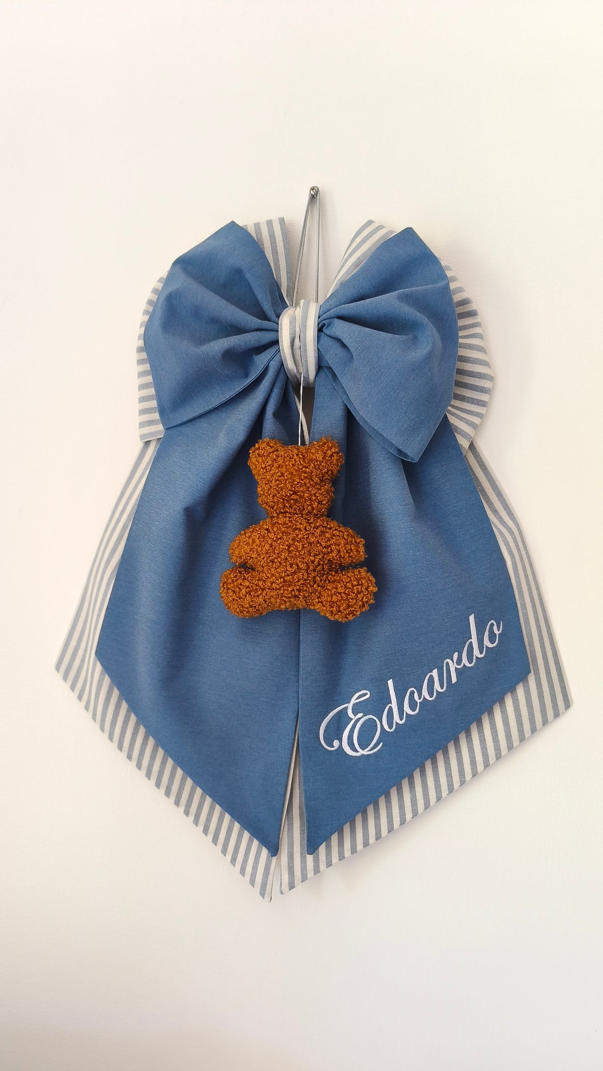 Coccarda nascita azzurro blu con righe grigie, orsetto peluche color miele e scritta nome ricamata