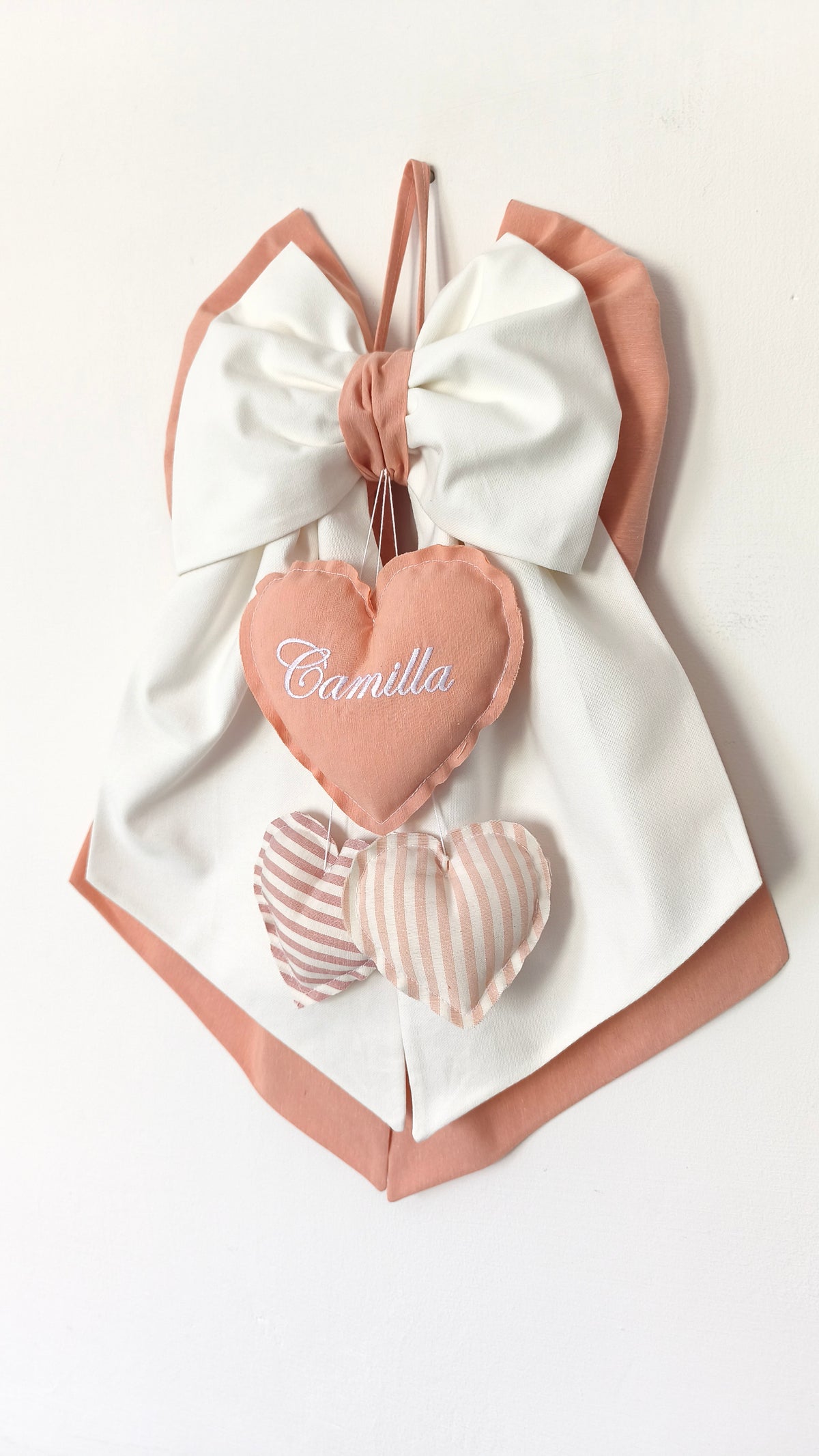 Coccarda nascita bimba bicolore bianca e pesca fatta a mano con cuori imbottiti per annuncio nascita originale.