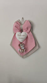 Coccarda nascita bimba in tessuto rosa e tortora a righe con cuore bianco, nome ricamato e coniglietta artigianale 