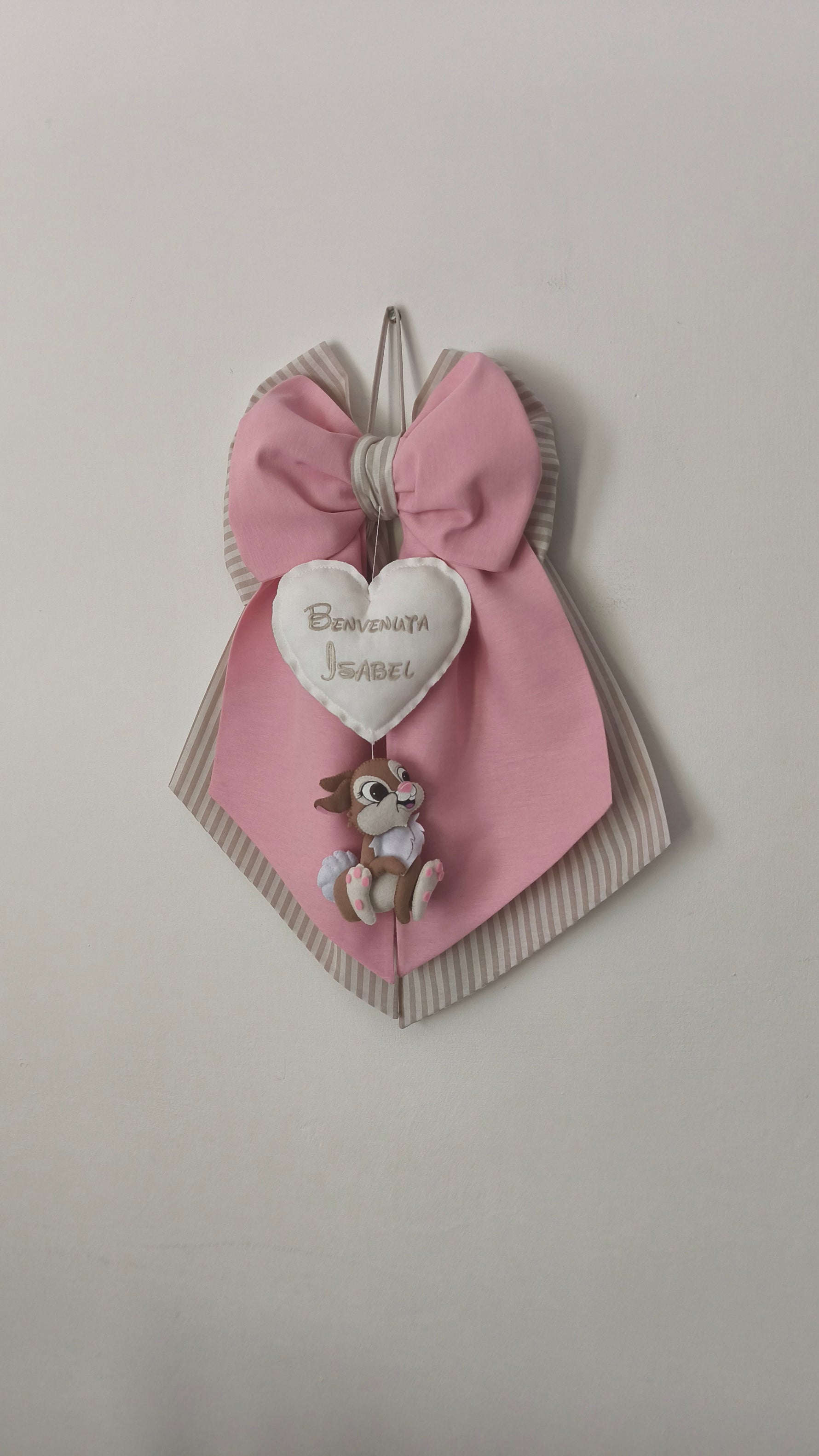 Coccarda nascita bimba in tessuto rosa e tortora a righe con cuore bianco, nome ricamato e coniglietta artigianale 