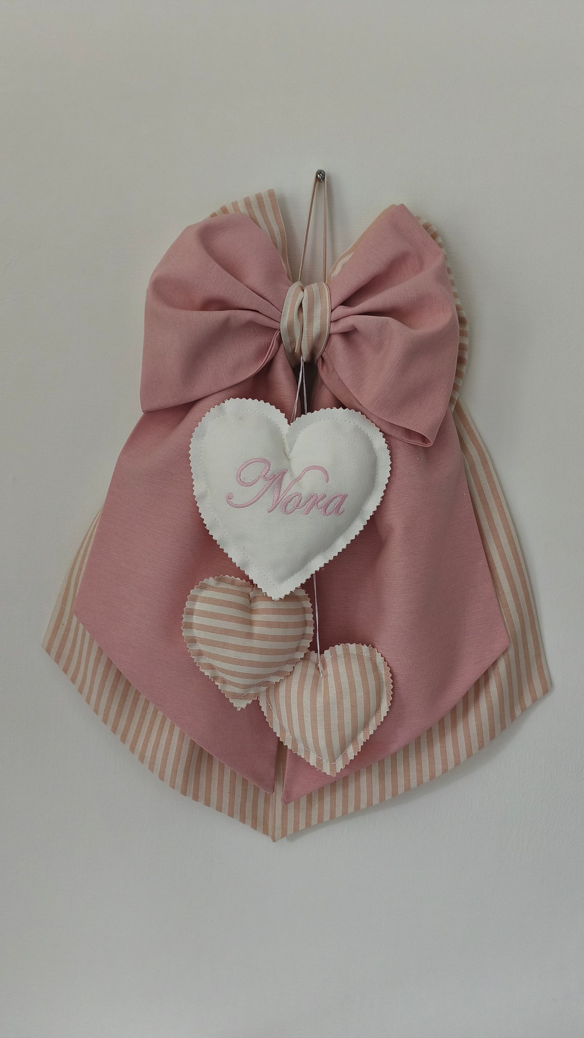 Coccarda nascita bimba fatta a mano in tessuto rosa antico e righe con cuori imbottiti per annuncio nascita.