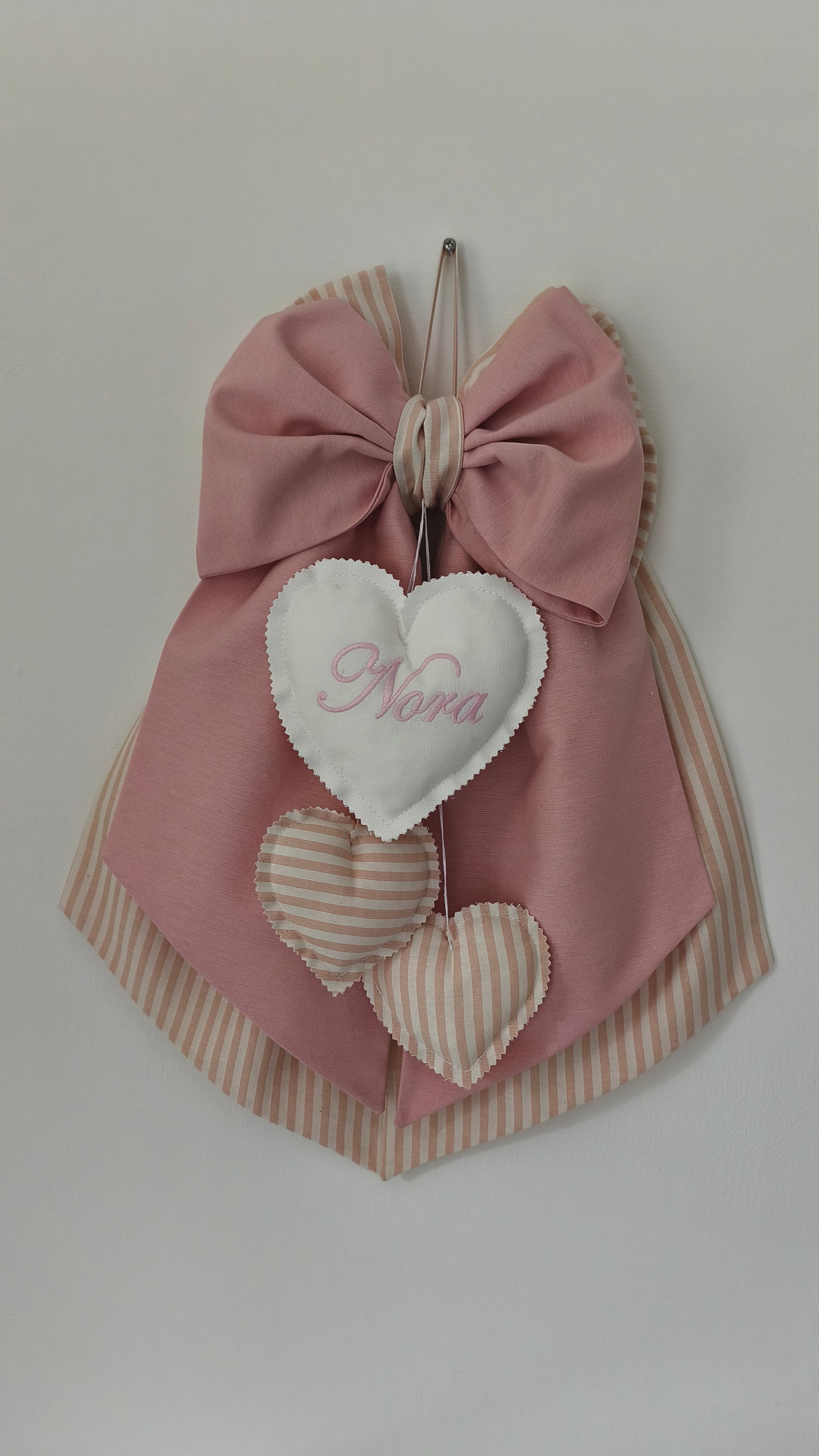 Coccarda nascita bimba fatta a mano in tessuto rosa antico e righe con cuori imbottiti per annuncio nascita.