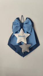 Coccarda nascita a stelle in cotone blu e azzurro personalizzabile. Fiocco fatto a mano per ospedale e cameretta maschietto.