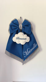 Coccarda nascita blu a righe con nome bimbo ricamato e nuvoletta bianca decorativa