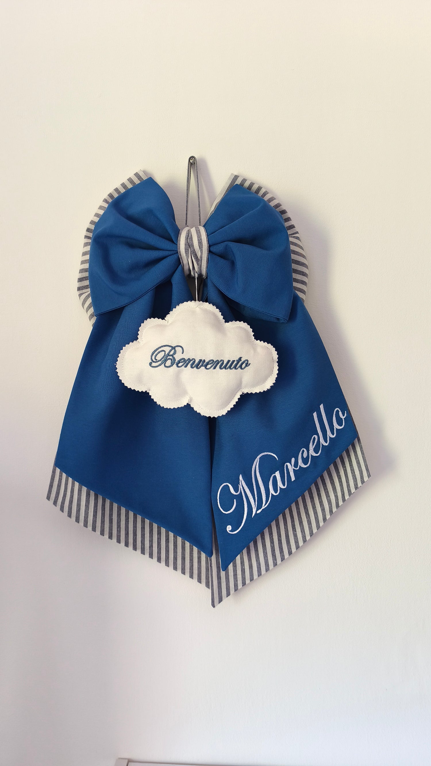 Coccarda nascita blu a righe con nome bimbo ricamato e nuvoletta bianca decorativa