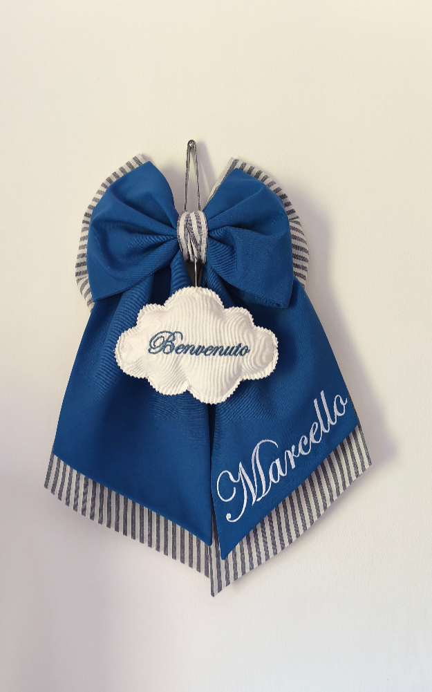 Coccarda nascita blu a righe con nome bimbo ricamato e nuvoletta bianca decorativa