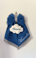 Coccarda nascita blu a righe con nome bimbo ricamato e nuvoletta bianca decorativa