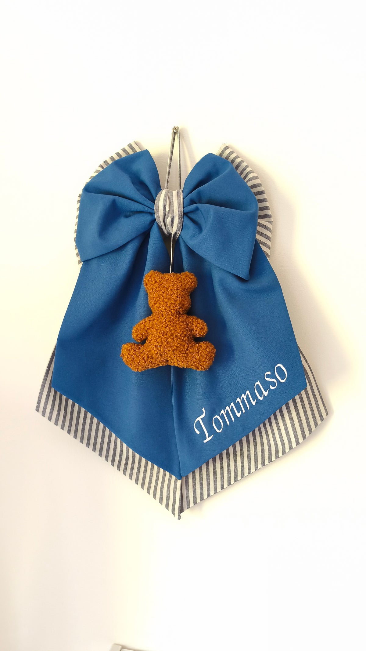 Coccarda nascita blu con orsetto peluche marrone e nome bimbo ricamato bianco