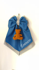Coccarda nascita blu con orsetto peluche marrone e nome bimbo ricamato bianco