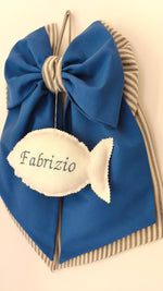 Coccarda nascita blu a righe con pesce bianco ricamato e nome bimbo personalizzato