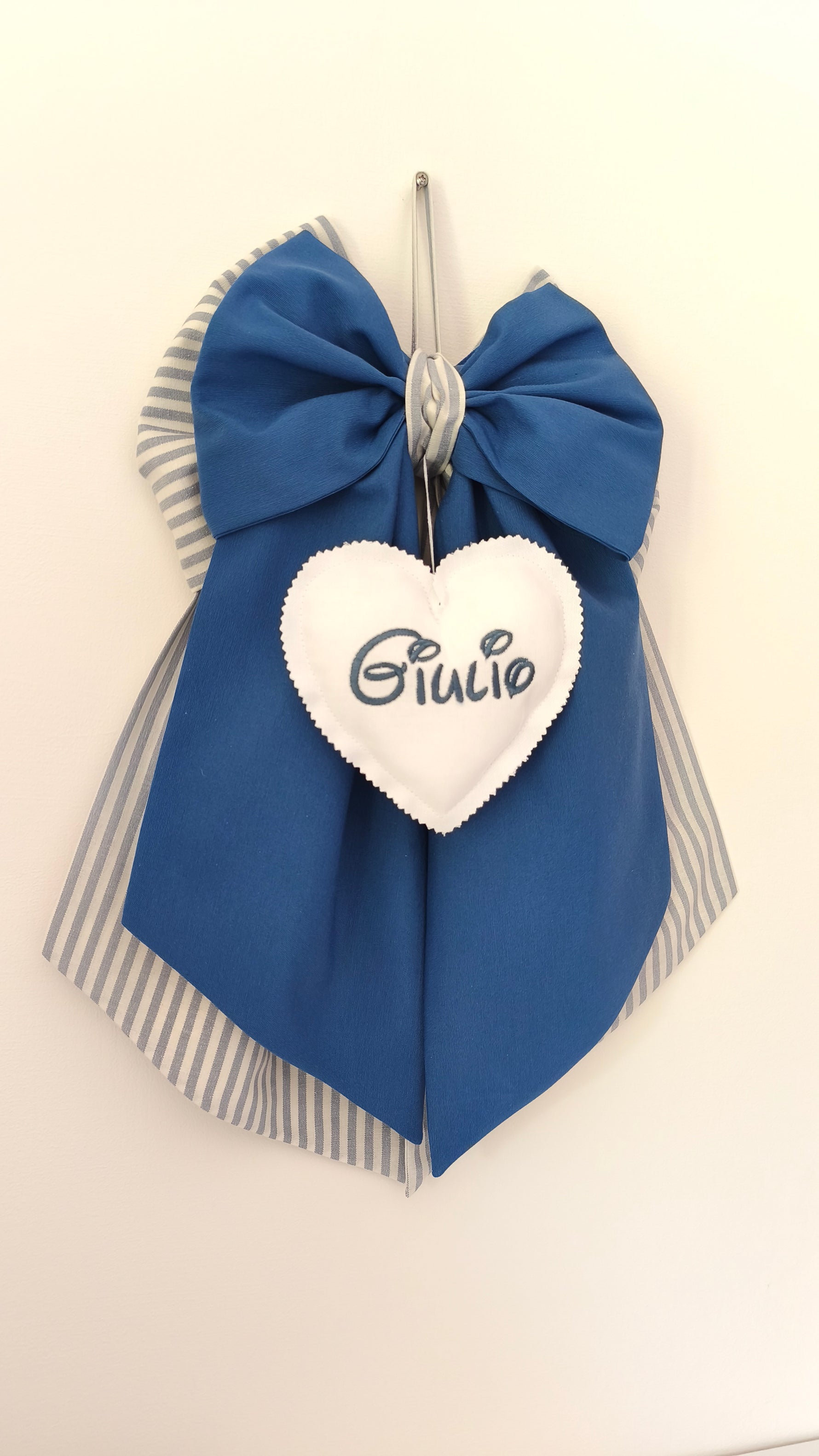 Coccarda nascita blu e righe grigie con cuore bianco ricamato per bambino