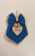 Coccarda nascita personalizzata blu con orsetto seduto sul cuore beige e nome bambino ricamato